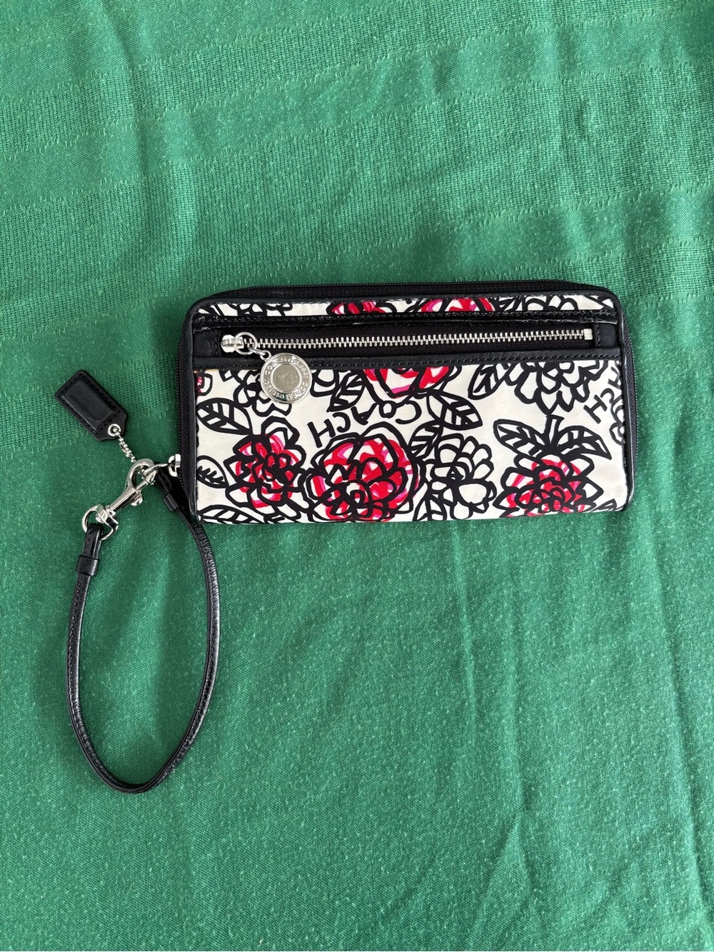 Vintage Coach Poppy zip wallet wristlet black white red flowers silver perfect